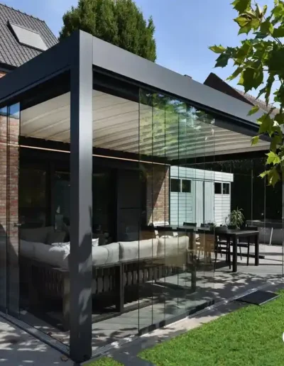 Pérgola para jardín instalada en vivienda de Ibiza con sistema de sombra exterior.