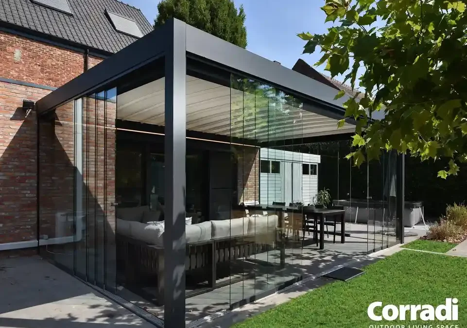 Pérgola para jardín instalada en vivienda de Ibiza con sistema de sombra exterior.