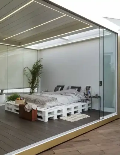 Pérgola bioclimática de lamas orientables instalada en terraza de vivienda en Ibiza.