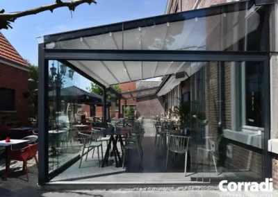 Pérgola con sistema de toldo corredero tensado para cubrir terraza en Ibiza.