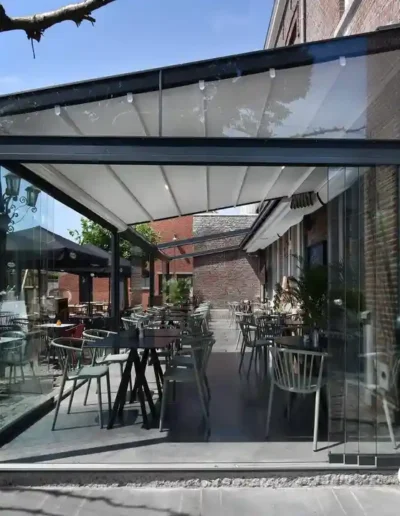 Pérgola con sistema de toldo corredero tensado para cubrir terraza en Ibiza.