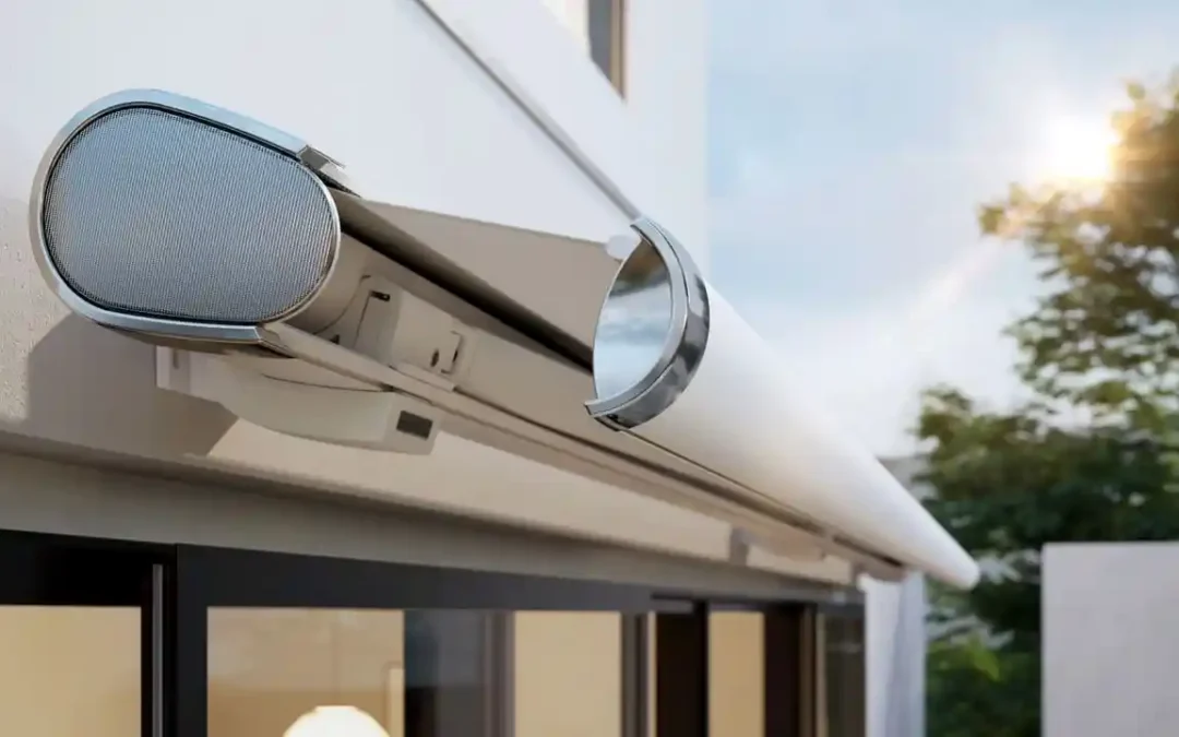 Toldo cofre de brazos extensibles instalado en una terraza de vivienda en Ibiza para protección solar.