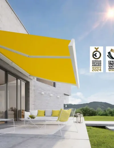 Toldo cofre motorizado con sensor solar instalado en terraza en Ibiza para control automático de sombra.