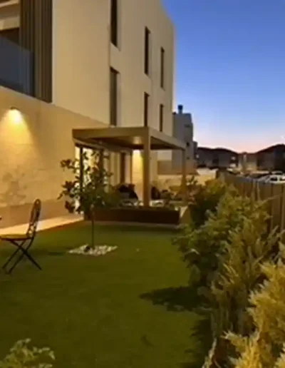 Pérgola bioclimática Corradi instalada en villa de lujo en Ibiza con lamas orientables e iluminación LED.