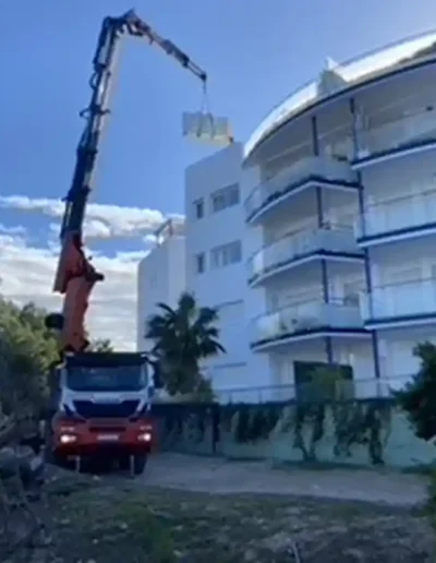 Pérgola bioclimática premium instalada en jardín de vivienda en Formentera con cerramientos laterales.
