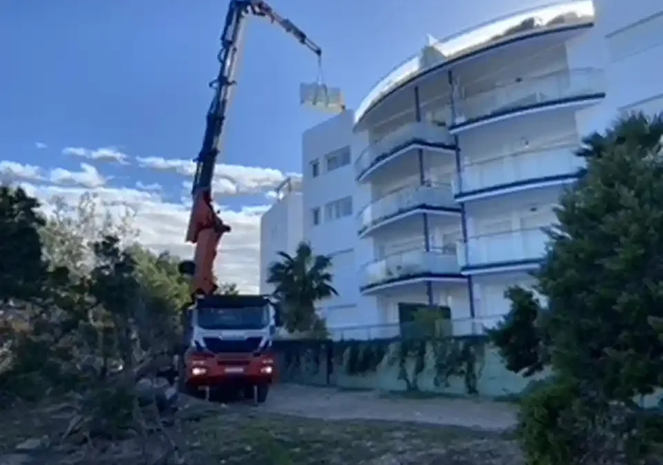 Pérgola bioclimática premium instalada en jardín de vivienda en Formentera con cerramientos laterales.