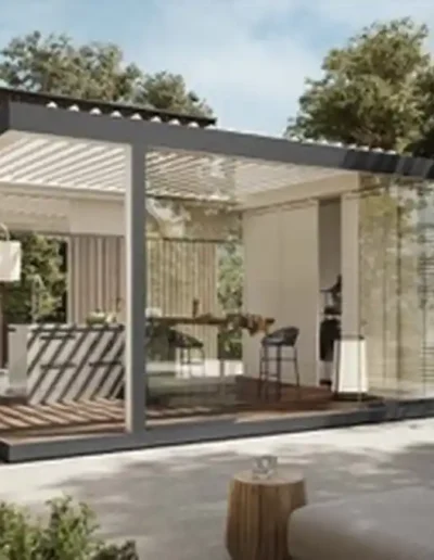 Pérgola bioclimática premium instalada en jardín de vivienda en Ibiza con cerramientos laterales.